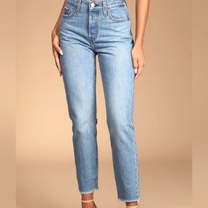 Levi’s Premium High Rise Medium Wash Wedgie Jean 24x26